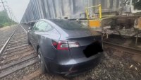 Tesla скочи пред влак, шофьорът обвини автопилота